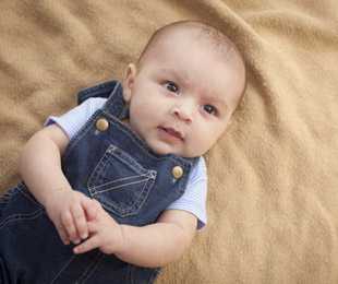 Bebé niño que viene a casa atuendo recién nacido que viene a casa