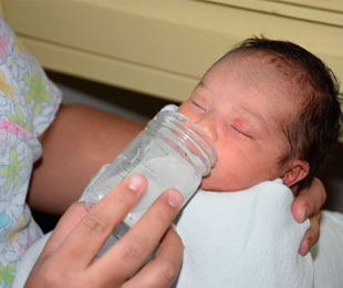 Qué cantidad de leche de fórmula hay que darle al bebé?