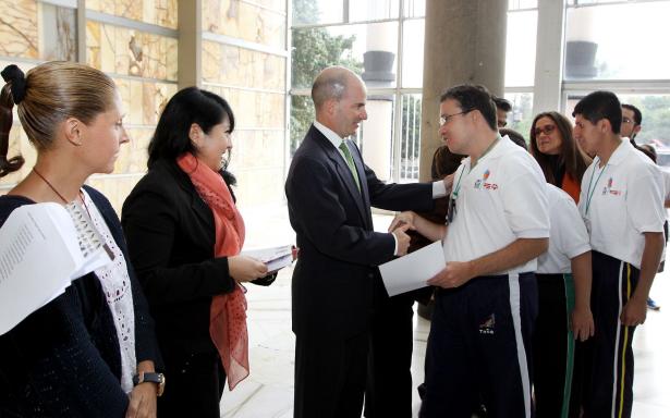 José Antonio González Anaya felicita a un participante